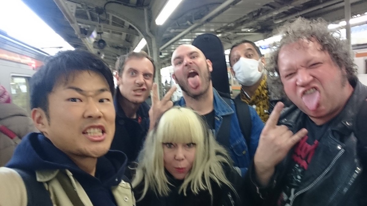 Hidemon81's tweet photo. あと1分で出発する電車に飛び乗ったら同じ車両にLA からジャパンツアー中の #diegroup と出会った https://t.co/2je9GUcd9n