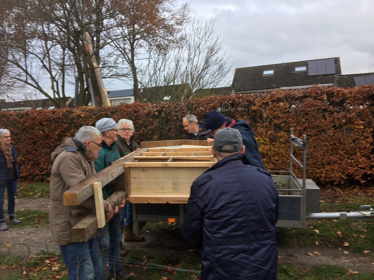 PMVDWIEL's tweet photo. Alweer nieuw bijenhotel Zoals er al veel in #Liempde en rest @Boxtel staan. #Natuurwerkgroep Liempde heeft prachtexemplaar in elkaar getimmerd. @Boxtel steunt dit graag. Vanmorgen op plek gezet in D’n Plissert. Ook dit deelproject #SPPiLL nu af. Mooie bijdrage aan #NederlandZoemt https://t.co/HMCzGPbgwE