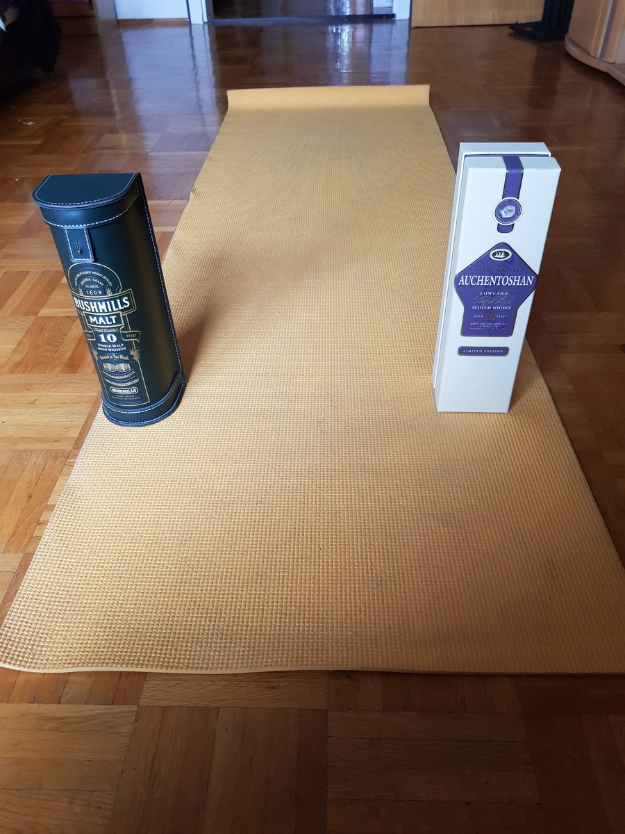 Hatte heute meine erste Joga Stunde bei mir Zuhause. Nach ein paar Übungen fragte die Lehrerin ob ich Jogaklötzchen hätte.
Hab ich natürlich nicht. Darauf hin suchte sie nach Alternativen.

Ich mag es wenn Menschen wissen wie sie mich motivieren!