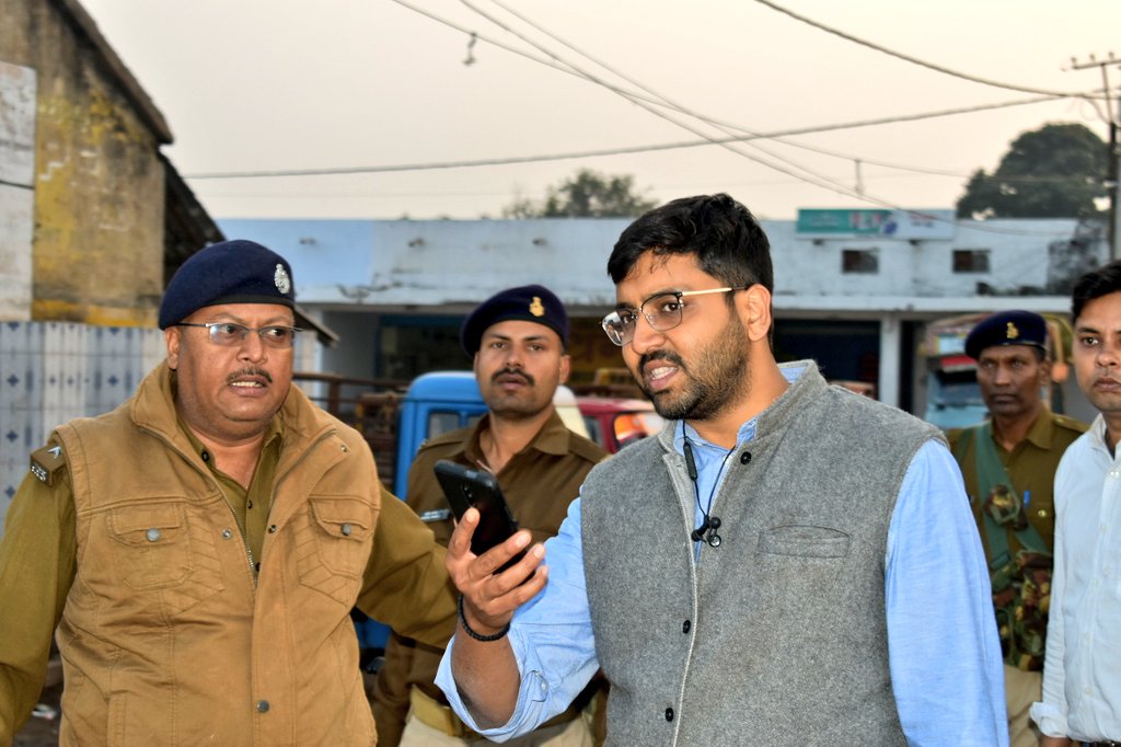 DC_Ranchi's tweet photo. Visited Pandra Bazaar Samiti Strong Room for last minute inspection.
Inspected different sites & directed for needful improvements in traffic system.
@ceojharkhand
@SpokespersonECI
@rmray
@tweetmittal
#ChunavJatra
#RanchiVotes
#VoteParv https://t.co/XDYzfh8GUy