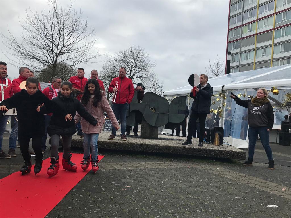 Wijkwethouder <a href="/kdiepeveen/">Kees Diepeveen</a> opent Sociale Buurtmarkt Overvecht op het plein van de Dreef. Ontmoeting &amp; Verbinding #samenvoorovervecht.