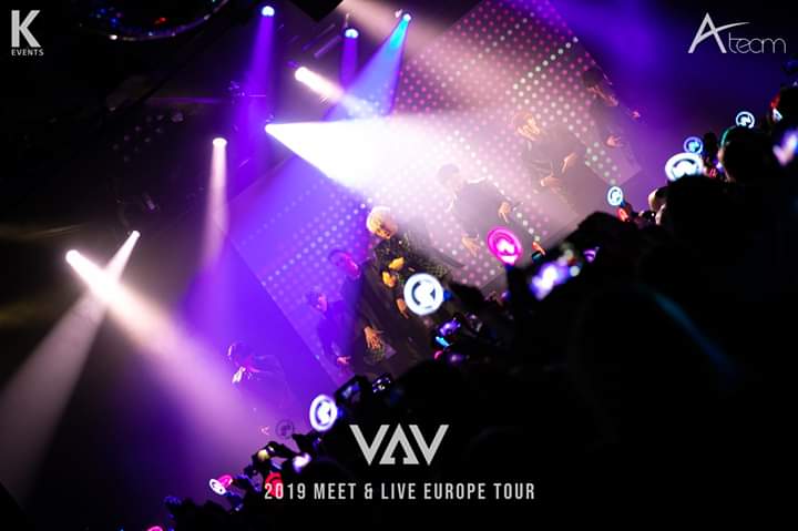 vavawesome's tweet photo. VAV in Cologne (191118)
#VAV #๋ธ์ด์์ด๋ธ์ด https://t.co/Z0wbiyyoS4