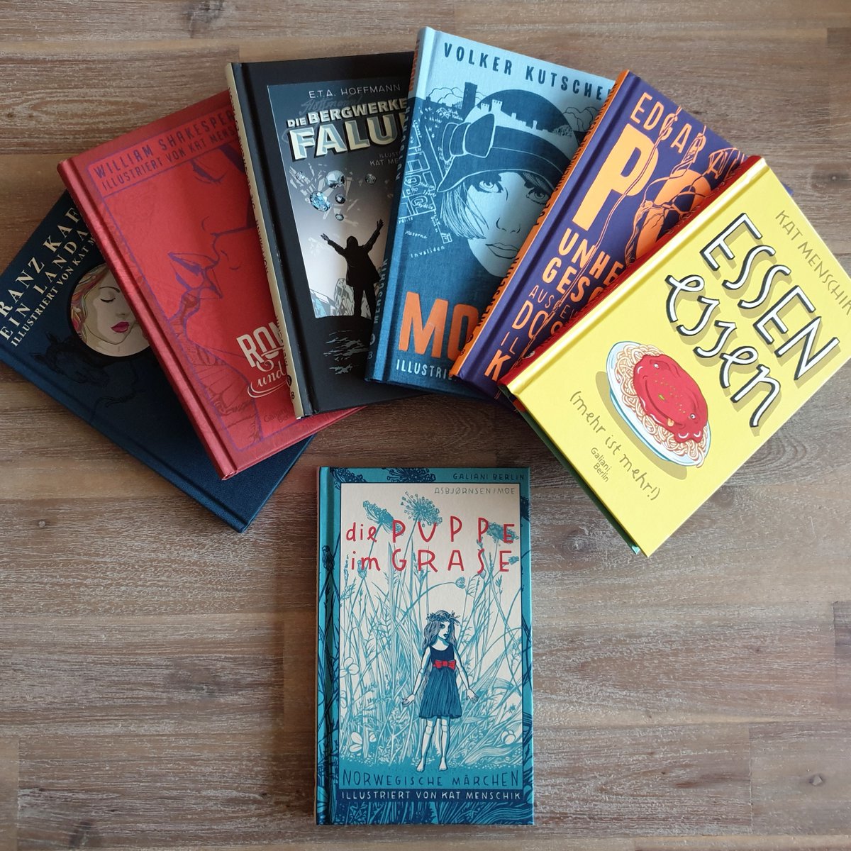 [Werbung] Kennt ihr schon die Reihe "Illustrierte Lieblingsbücher" mit den gelungenen Illustrationen von Kat Menschik? Auf unserem Blog stelle ich Euch den Band "Die Puppe im Grase" genauer vor: buchsichten.de/2019/12/die-pu… @GalianiBerlin *Hanna