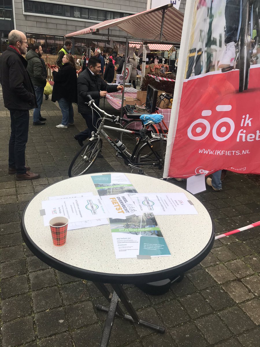 It giet oan # winterbuurtmarkt #Overvecht De Dreef! Met # SportUtrecht bij #heelovervechtfietst. Gezellig.