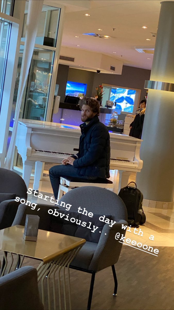 PLL_random's tweet image. #RosewoodReunion #PLLCon

Keegan tocando el piano antes de ir a la CON