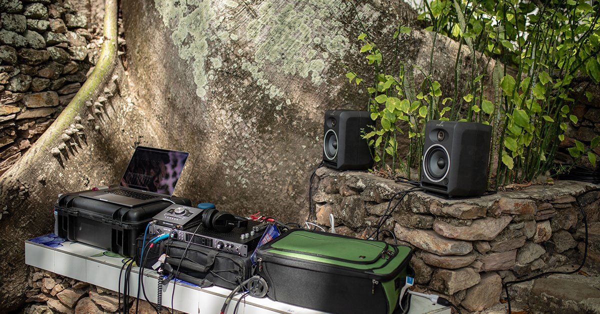 UAudio's tweet photo. Who's ready for the weekend? #SevenDayWorkweek 👌piece o' cake with a mobile Apollo setup wherever you go 🍰
#ApolloX #UniversalAudioApollo #UniversalAudio #audiointerface https://t.co/kIL3DrUhCx