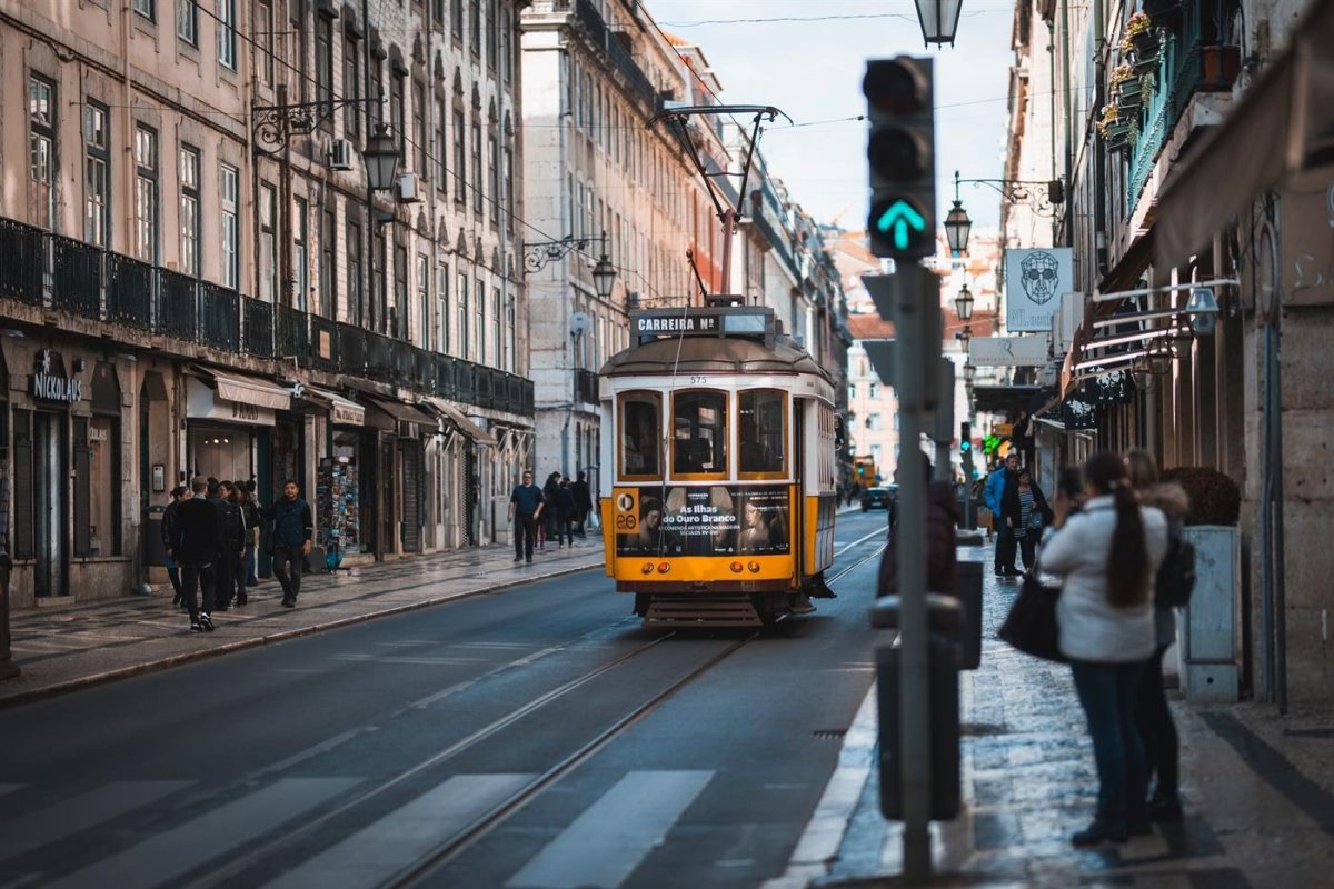 CamaraLisboa's tweet photo. #Lisboa já tem sensores inteligentes para regular o trânsito. A mudança já começou na Avenida Almirante Reis.🙌
#CMLisboa #EMEL
https://t.co/6UhRW9cosb https://t.co/GdO5Lk4IN8