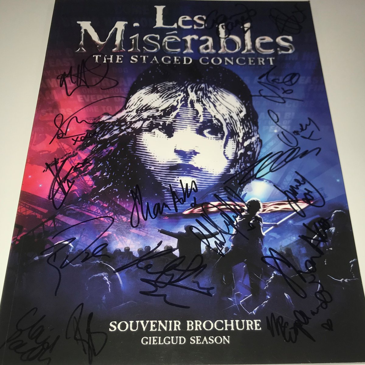 playbill's tweet photo. What's your favorite song from Les Misérables? If you love 
@lesmisofficial, here's your chance to win a signed brochure from Cameron Mackintosh’s all-star staged concert, coming to cinemas December 8 and 11 only. Enter here: https://t.co/OlZUP1fyNp https://t.co/DPVEEDojy8