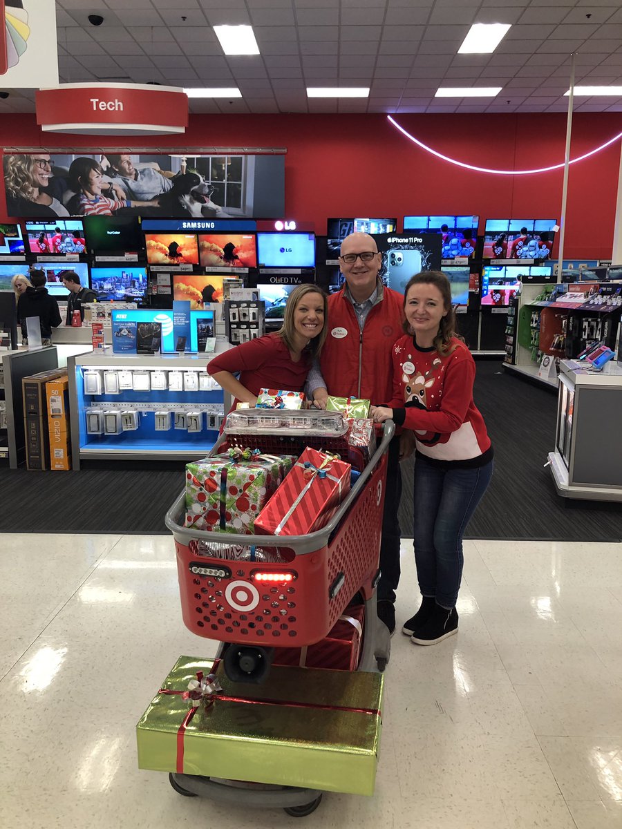 Another great year at Fishers for the Heroes and Helpers event! Bringing so much joy to everyone 🎄🎯🚨#heroesandhelpers #bringjoy #tistheseason <a href="/K_Bittey/">Kyle Bitterling</a> <a href="/Katemard1/">Kate</a>