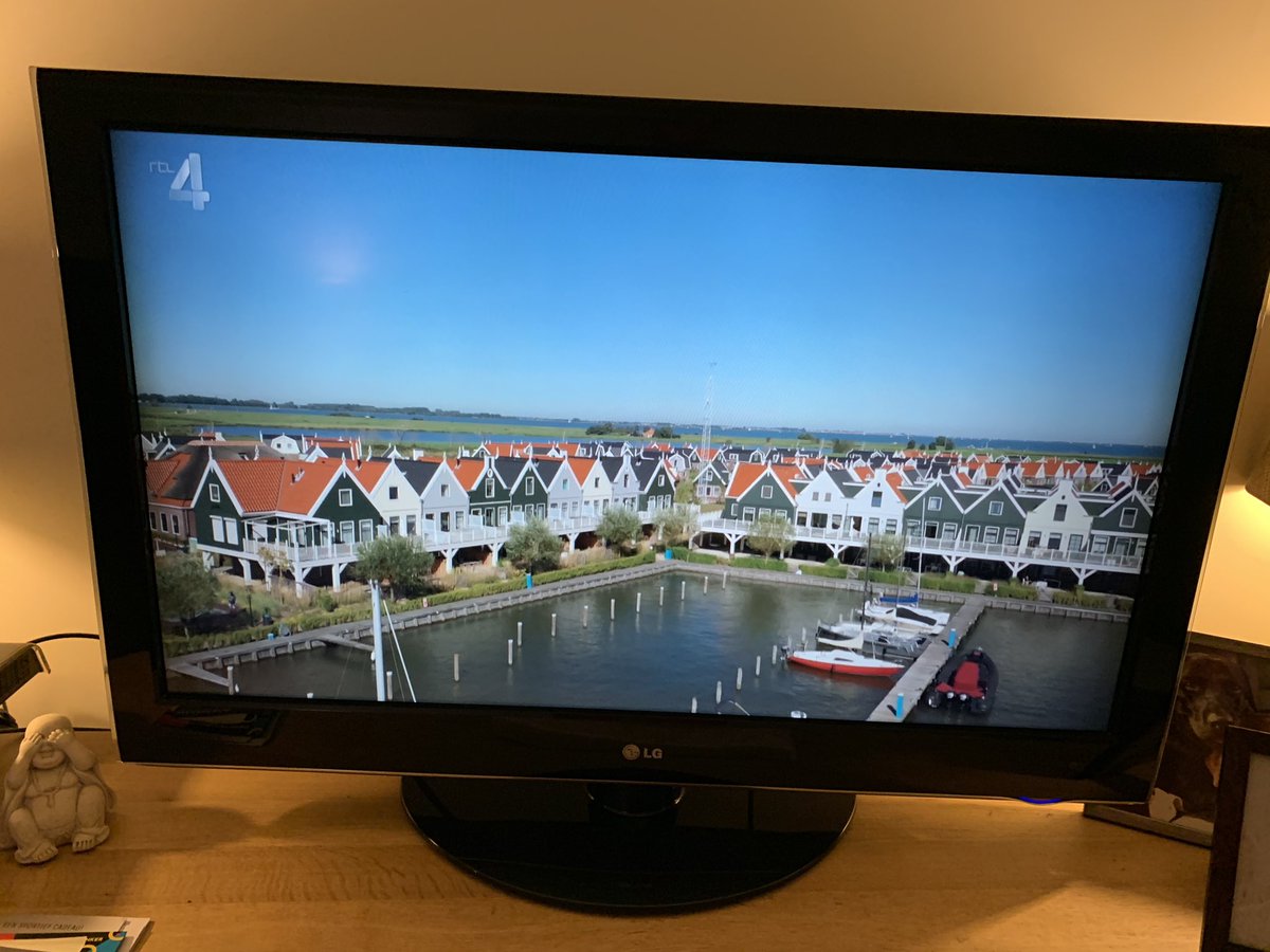 Gonvrietschoten's tweet photo. Onbegrijpelijk, #housevision bij @RTL4 over @europarcsnews zoveel #woningnood in #Nederland en maar vakantieparken bijbouwen. Laten we op deze plekken gewone huizen bouwen. Of permanente bewoning toestaan. 2 vliegen in 1 klap maar stop met dit soort bouwprojecten https://t.co/mUXdM9PcVJ
