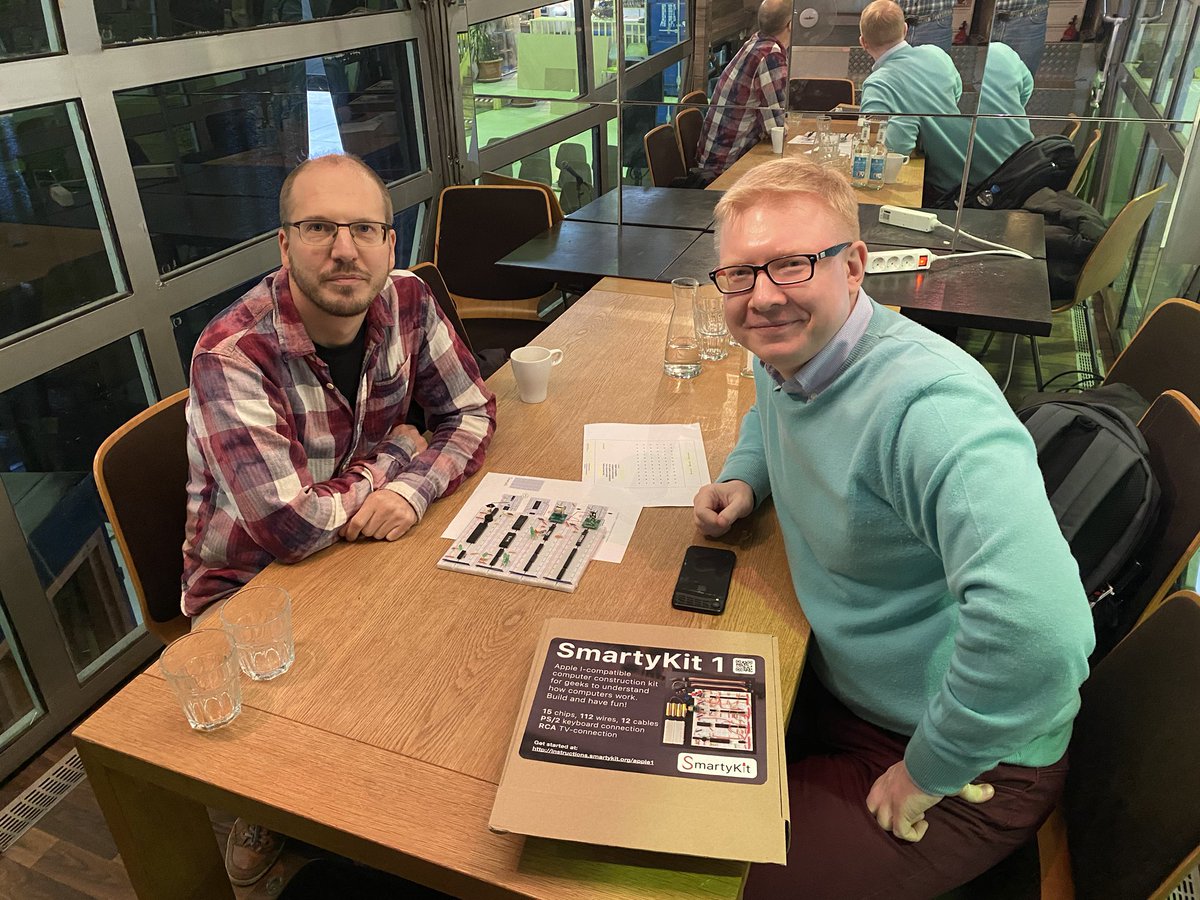 SmartykitE's tweet image. Showing our #SmaryKit Apple I-compatible computer kit to Kjell, lead developer of @FritzingOrg in Berlin #apple1 #motionlab #fritzing #berlin