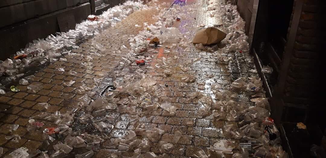 Rvmzi's tweet photo. Les rues du carré de Liège après la Saint Nicolas des étudiants. Et ce sont ces mêmes étudiants qui il y a 10 mois marchaient dans les rues de la ville pour le climat... https://t.co/BwAsyFnyLR