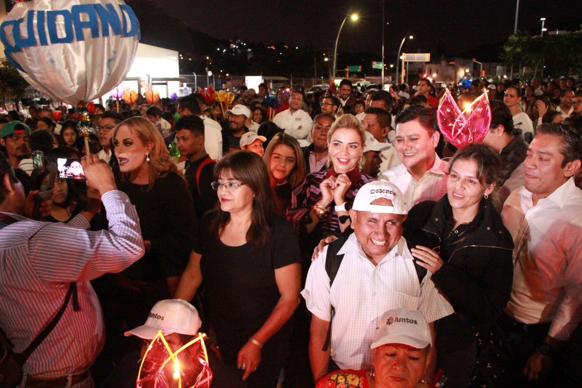 DEPORTE_GobOax's tweet photo. Con mucho entusiasmo y espíritu navideño, la #CECUDE que encabeza la Dir. @MontseHeinze, participó en la Mega Calenda de la Fuente de las 8 Regiones a “El Llano” donde se celebró la tradicional posada encabezada por la Sra. @IvetteMurat y el Gdor.@alejandromurat.
#Oaxaca https://t.co/gTqZisBsMD