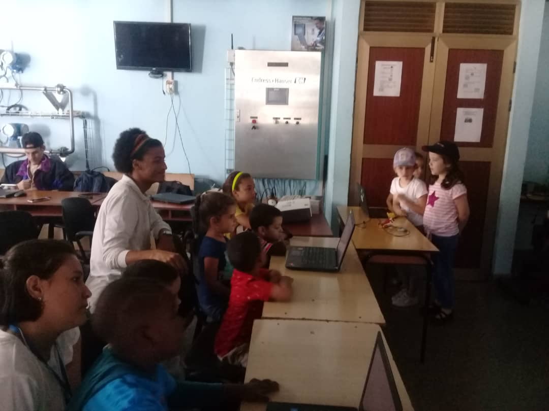 grmCujae's tweet image. Ya empezamos con el #CursoRobótica @LEGO_Group, donde los #niños realizan sus últimos programas para estar listos para el #CUJAEBOT.
#VamosXMas #SomosContinuidad