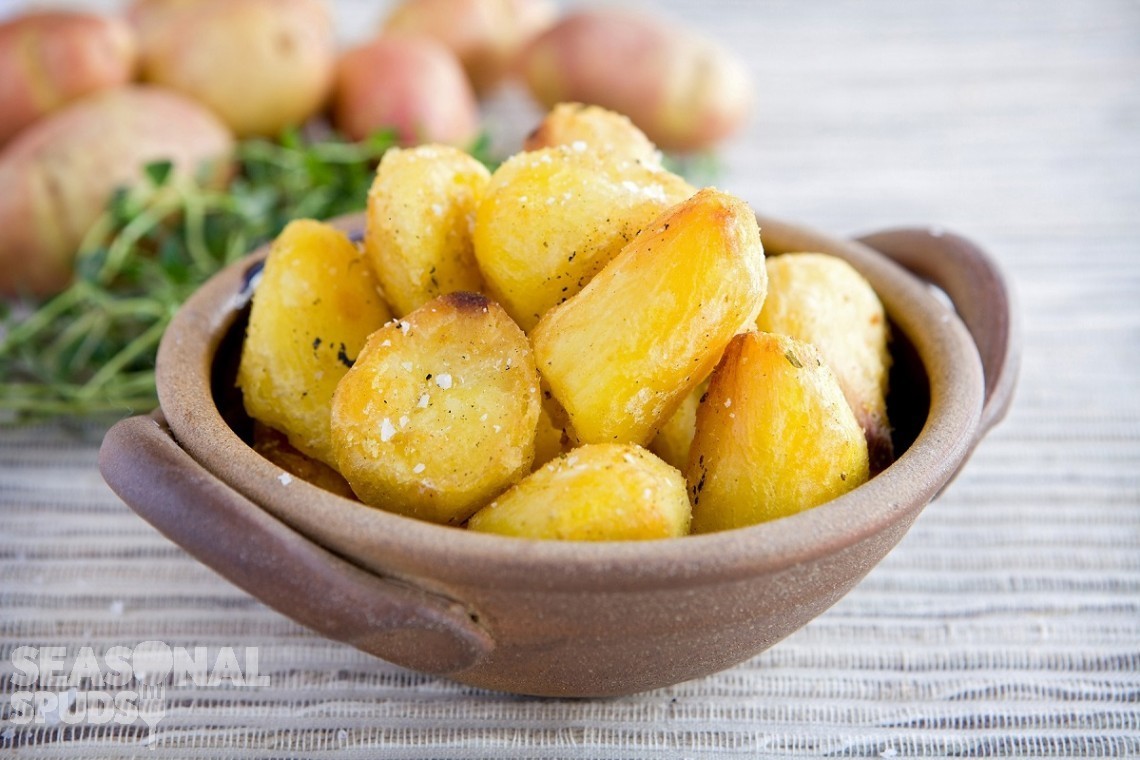 As Christmas is fast approaching, we have some tips on how to prepare the perfect roast potatoes. Does traditional goose fat make for the crispiest, fluffiest offering or is vegetable oil the way forward? Let us know in the comments below 🥔 seasonalspuds.com/blog/the-scien…