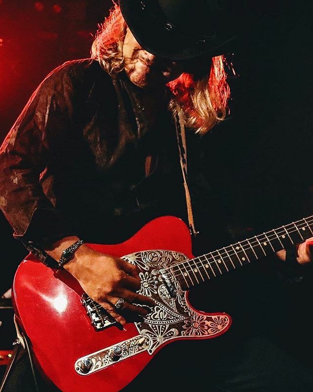 WildGuitarman's tweet image. With my fav tele "red" ✨ 
Photo by Chiaki.T 📷 
#fender #candyapplered #telecaster #fgcc #fujiyamageishacustomclassics #engraved #aluminum #pickguard #psychedelic #rockstyle #guitarist #gigshot #tsuyoshio ift.tt/2P0klWG