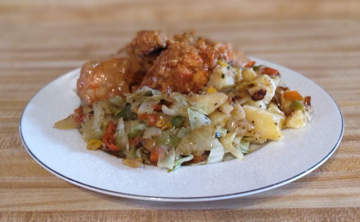bunee79's tweet photo. Smothered chicken, Cabbage and Lemon pepper potatoes #lemmonpepper #potatoes #cabbage #smothered #smotheredchicken #chicken #lunch #saturday #saturdaylunch #foodporn #foodie #foodstagram #foodblogger #foodies #meal #soulfood #soulfoodcooking #soulfoodsaturdays #mealtime #gravy https://t.co/SBJr7Do2DC