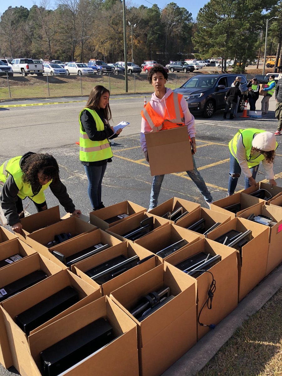 KevinColemanCCS's tweet photo. Pine Forest and Gray’s Creek Academy of Information Technology students working hard this Saturday to give back to the community. These truly are our future leaders in technology and beyond! @TrojanTeam @Lisa_Stewart24 @CumberlandCoSch https://t.co/znFUSn32lj