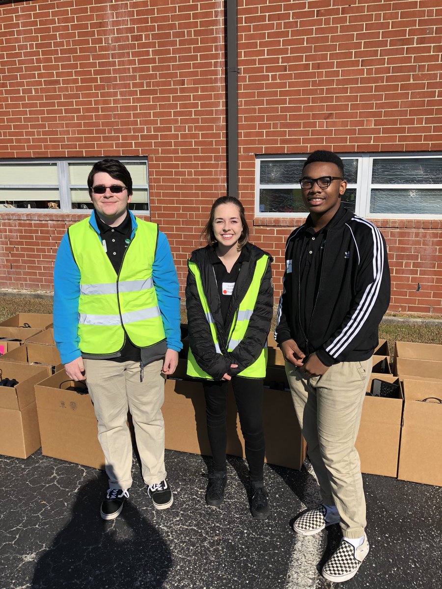 KevinColemanCCS's tweet photo. Pine Forest and Gray’s Creek Academy of Information Technology students working hard this Saturday to give back to the community. These truly are our future leaders in technology and beyond! @TrojanTeam @Lisa_Stewart24 @CumberlandCoSch https://t.co/znFUSn32lj