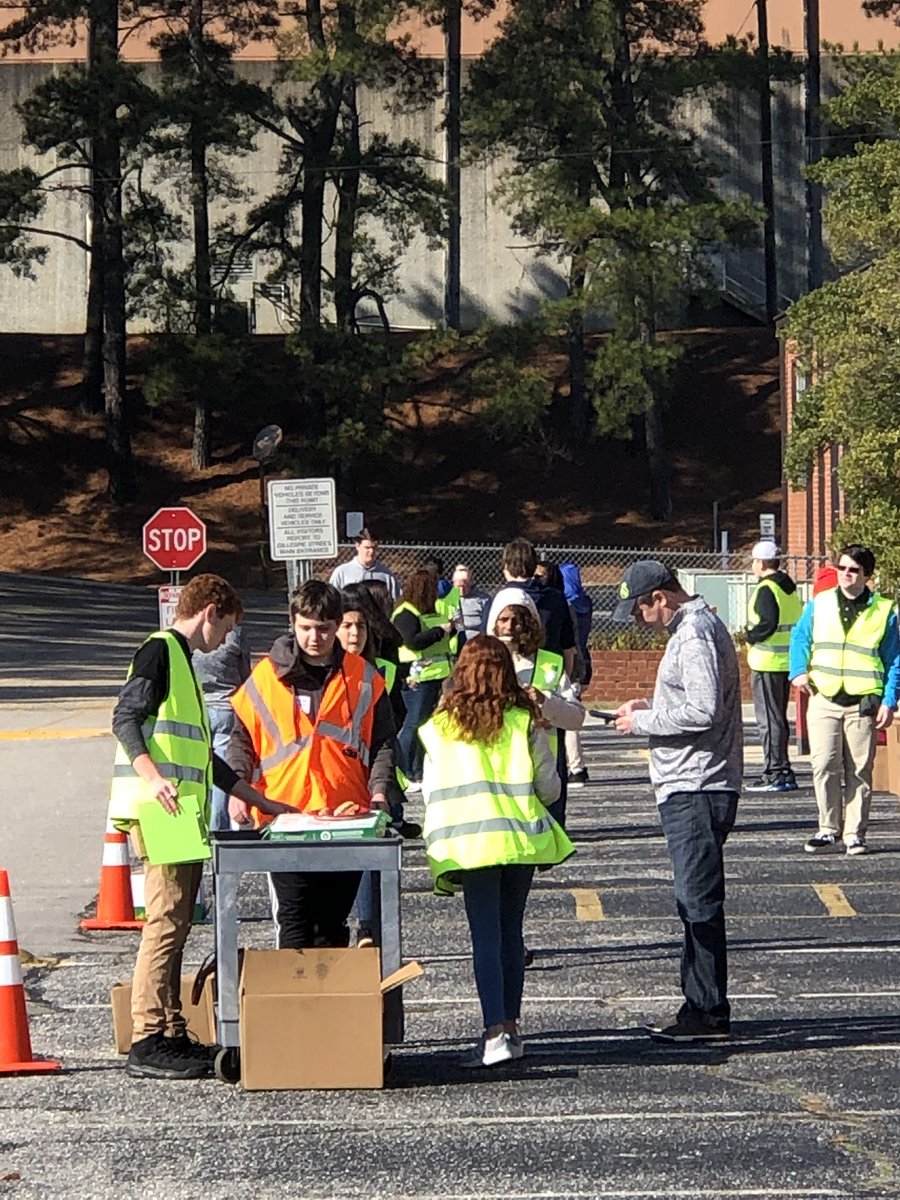 KevinColemanCCS's tweet photo. Pine Forest and Gray’s Creek Academy of Information Technology students working hard this Saturday to give back to the community. These truly are our future leaders in technology and beyond! @TrojanTeam @Lisa_Stewart24 @CumberlandCoSch https://t.co/znFUSn32lj