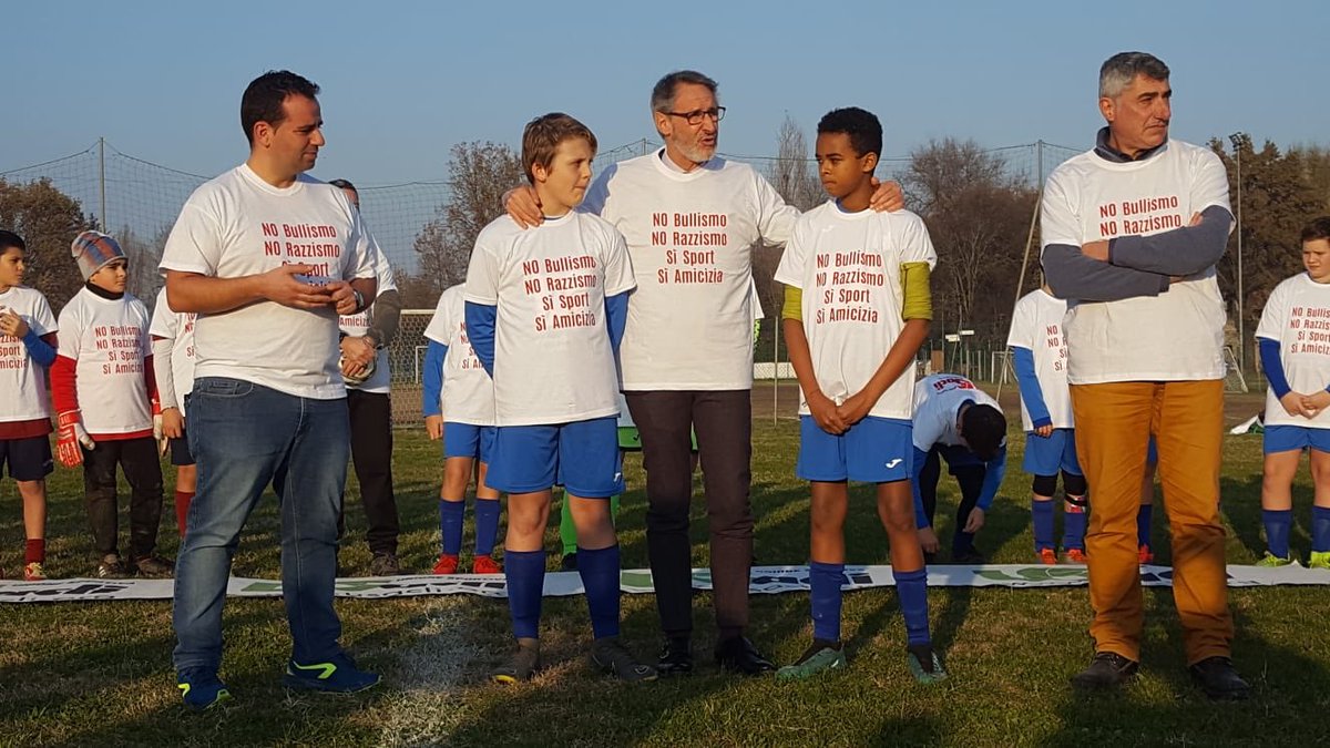 Acli Bologna (@aclibologna) on Twitter photo No al razzismo e al bullismo nello sport, sopratutto quello giovanile. Oggi gli “esordienti” in campo con la maglia del Comitato Provinciale Us Acli Bologna per dare un... calcio al razzismo.
<a href="/USACLI/">US ACLI_nazionale</a> <a href="/FIGCgiovanile/">FIGC Settore Giovanile</a> <a href="/Coninews/">CONI</a> <a href="/diaco_filippo/">Filippo Diaco</a> <a href="/Rob_Rossini5/">Roberto Rossini</a> <a href="/emimafre/">Manfredonia Emiliano</a> No al razzismo e al bullismo nello sport, sopratutto quello giovanile. Oggi gli “esordienti” in campo con la maglia del Comitato Provinciale Us Acli Bologna per dare un... calcio al razzismo.
<a href="/USACLI/">US ACLI_nazionale</a> <a href="/FIGCgiovanile/">FIGC Settore Giovanile</a> <a href="/Coninews/">CONI</a> <a href="/diaco_filippo/">Filippo Diaco</a> <a href="/Rob_Rossini5/">Roberto Rossini</a> <a href="/emimafre/">Manfredonia Emiliano</a>