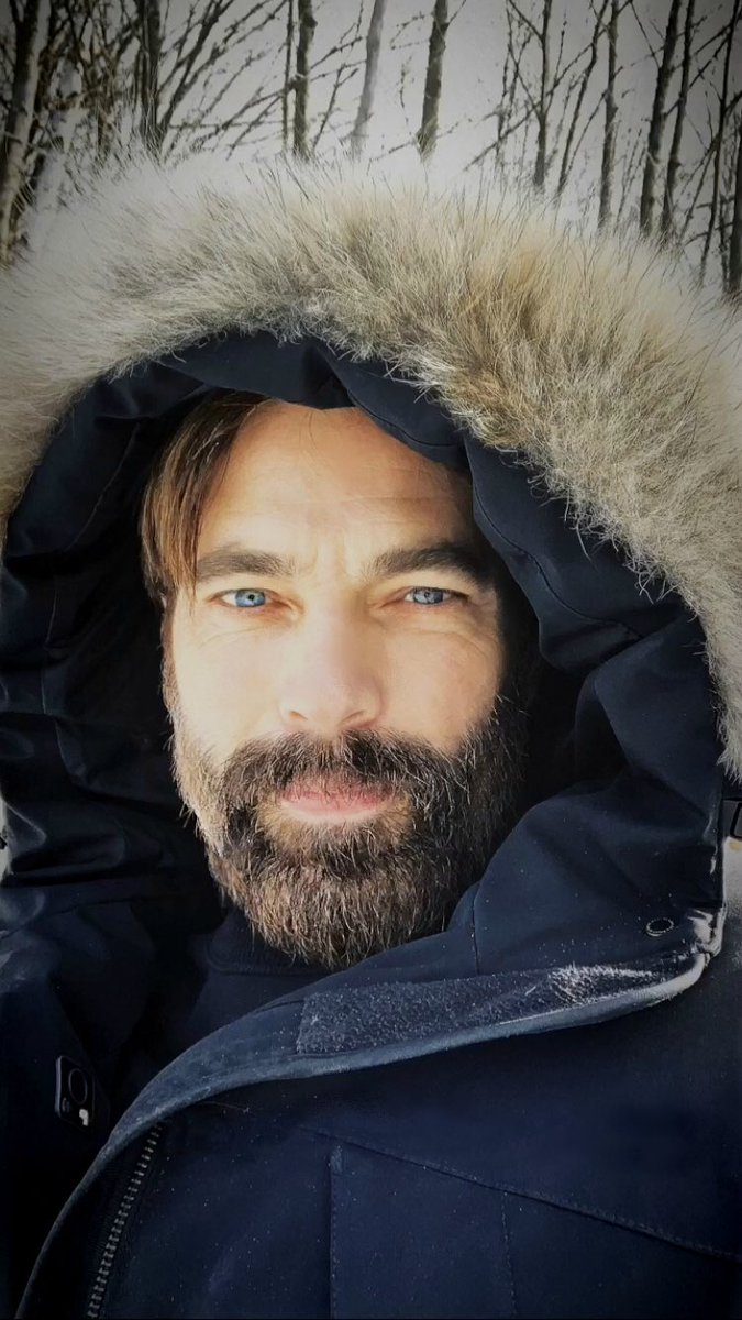 HollidaysStache's tweet photo. Facial hair 
and locks of hair 
and furry hoods, 
oh my! 
#WinterTim 
#WynonnaEarp https://t.co/ROqlTItuUX
