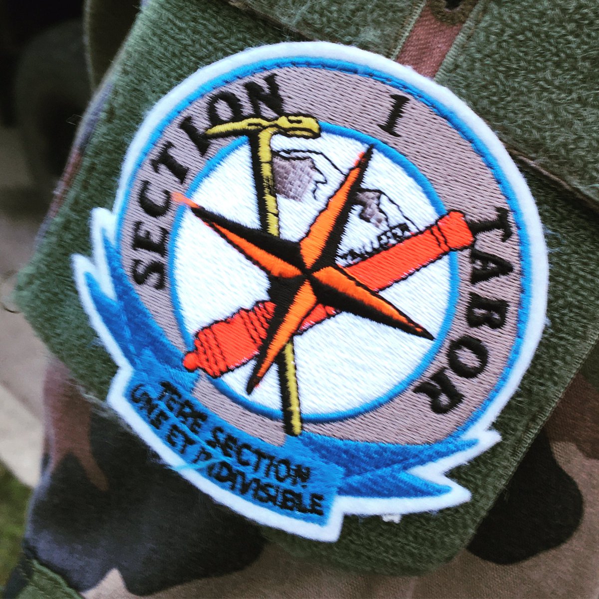 Amidu140's tweet image. Héraldique : quand le piolet jaune est présent sur l’insigne de la section Tabor, la section d’instruction de la batterie Taillefer du #93RAM commandée par le SLT Dominique !