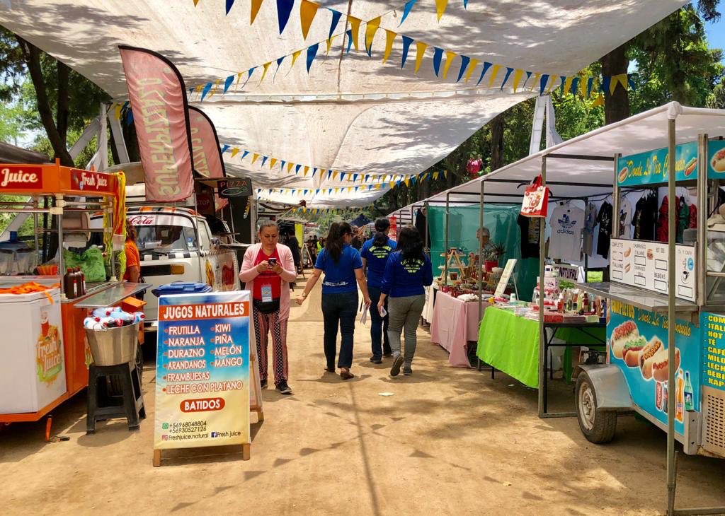 Muni_Maipu's tweet photo. Ya estamos en #CerroPrimoDeRivera en #MaipuUnido por nuestros emprendedores.

Variados productos y foodtrucks con ricas opciones de comida en un grato ambiente familiar. 

L@s esperamos hasta las 20:00 horas. https://t.co/E5u9591hnp