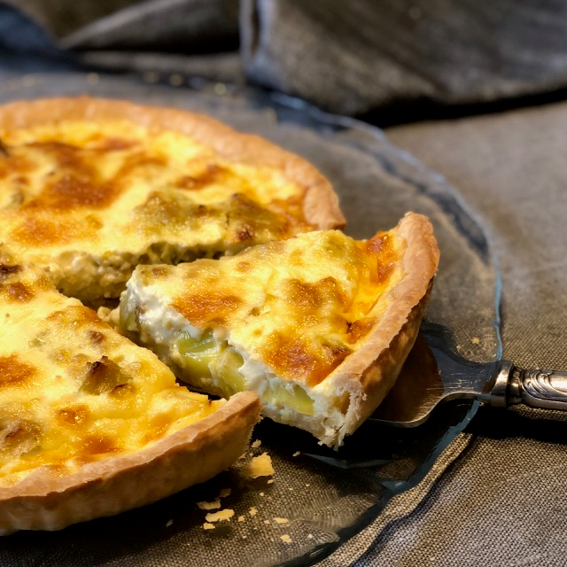 carnetdesaveurs's tweet photo. Idéale pour le dîner...Une jolie tarte aux poireaux croustillante et fondante 🌱! La recette est sur  https://t.co/dcv4tJORof
 #tarteauxlegumes #quiche #recette  #faitmaison #frenchpie https://t.co/RbexKHfDBC