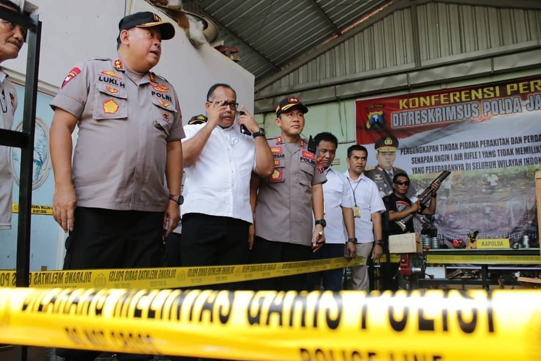 Non1nfo's tweet photo. Subdit Indaksi Ditreskrimsus Polda Jatim Bongkar Penjualan Senpi Ilegal Kpd  awak media Kapolda Jatim Irjen Pol Drs. Luki H, https://t.co/xgfQGpYTZJ menjlskn pengungkpan kasus Prdgangn Senapn Angin Ilegal tnpa ijin. Lumajang,Sabtu (7/12/19)
#L87
@DivHumas_Polri 
@PolsekUjpankah https://t.co/NvU1ach6XB