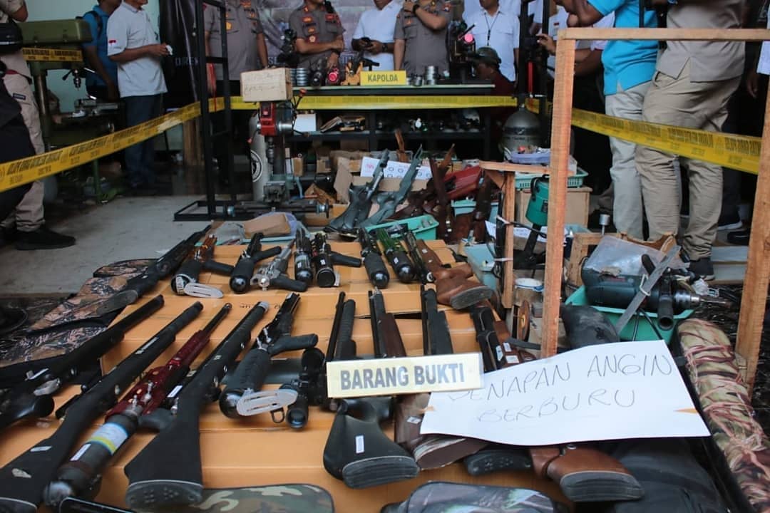 Non1nfo's tweet photo. Subdit Indaksi Ditreskrimsus Polda Jatim Bongkar Penjualan Senpi Ilegal Kpd  awak media Kapolda Jatim Irjen Pol Drs. Luki H, https://t.co/xgfQGpYTZJ menjlskn pengungkpan kasus Prdgangn Senapn Angin Ilegal tnpa ijin. Lumajang,Sabtu (7/12/19)
#L87
@DivHumas_Polri 
@PolsekUjpankah https://t.co/NvU1ach6XB