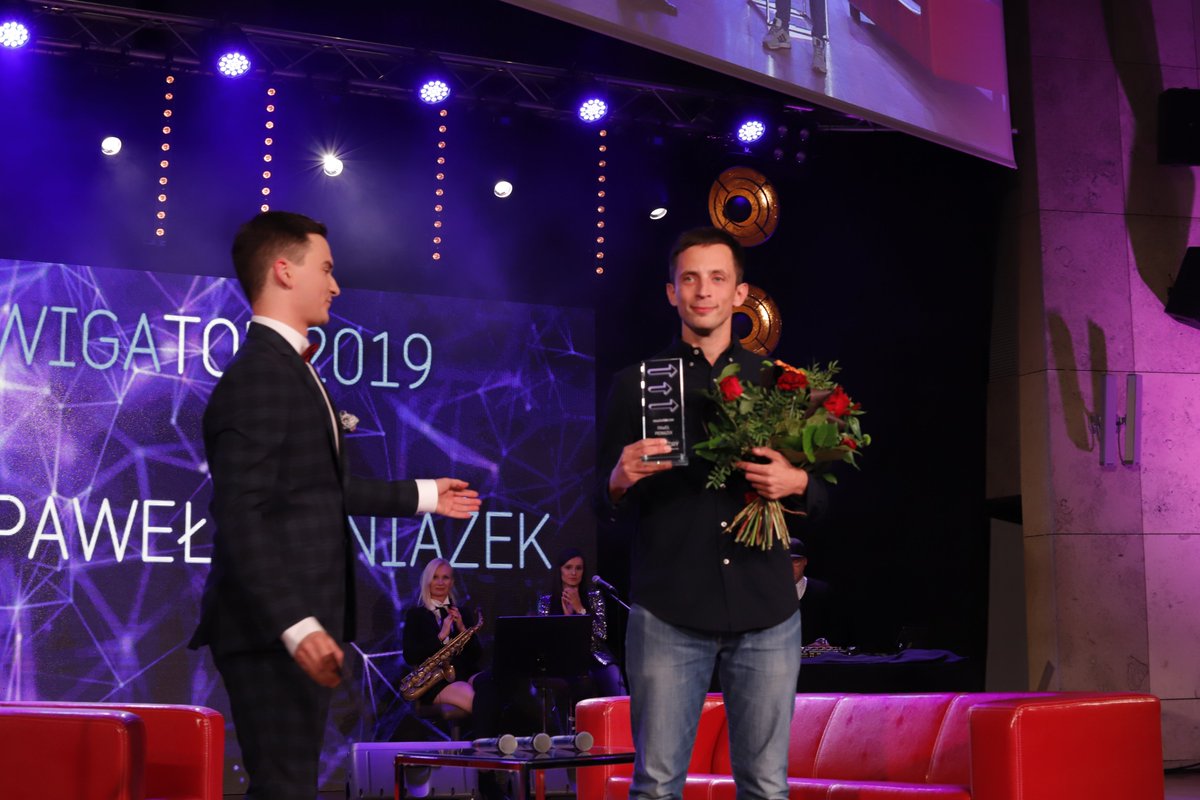 MediaTory's tweet photo. Rozpoczęliśmy 13. Galę Plebiscytu MediaTory!✨Pierwszą statuetkę w kategorii NawigaTOR odebrał Paweł Pieniążek za relacjonowanie sytuacji w od lat zmagającej się z wojną Syrii. Gratulujemy!
#MediaTory2019 https://t.co/alMOZF2ImZ