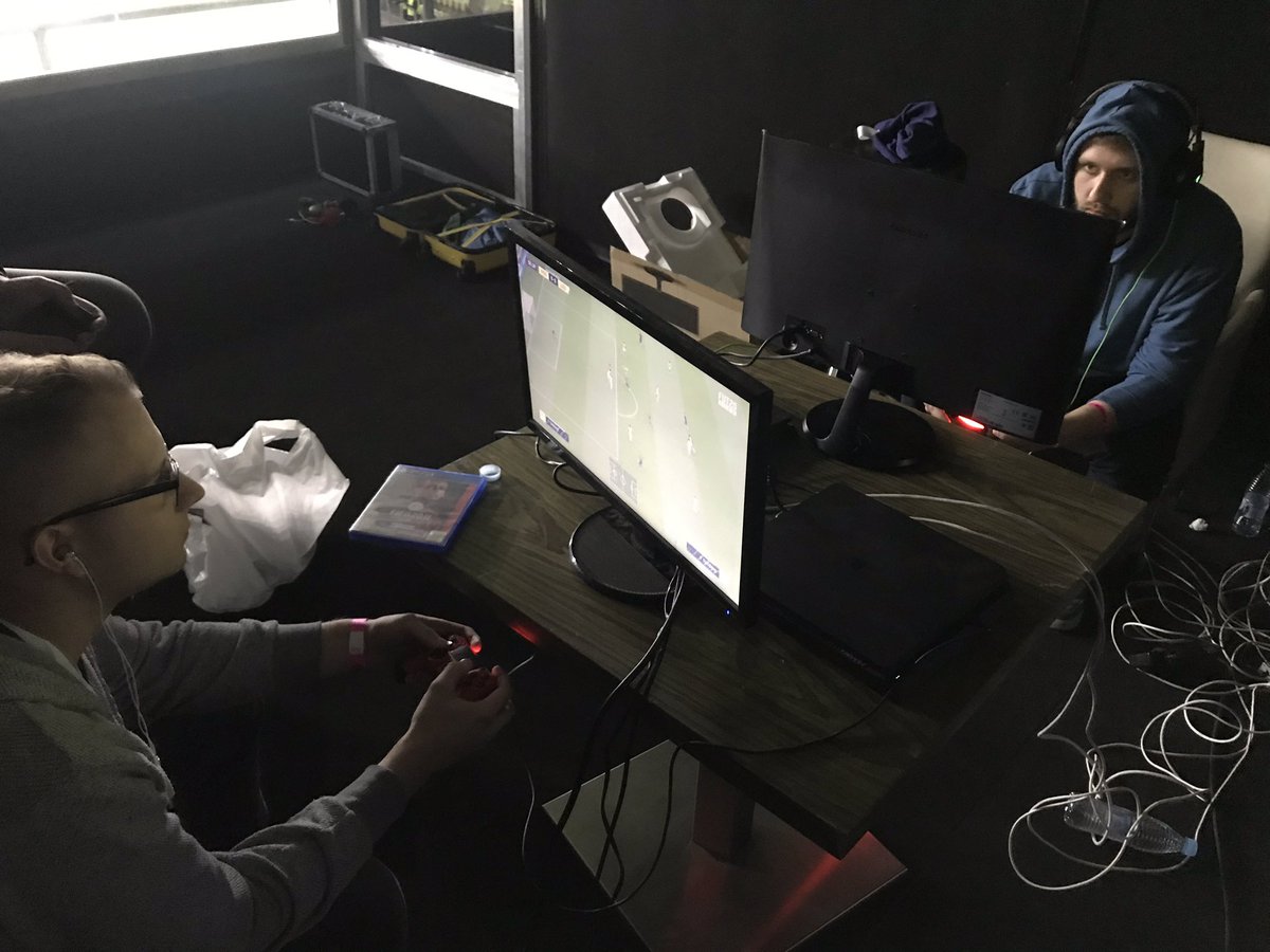 Gramy o awans do #ekstraklasagames! <a href="/T_Galinski/">Tomasz Galiński</a> już jest pewny gry w studiu Polsat Games, ponieważ pokonał „Niuniusia” 3-1. Aktualnie walczy <a href="/BMajewski7/">Bartosz Majewski</a> z „Czapliqiem”.