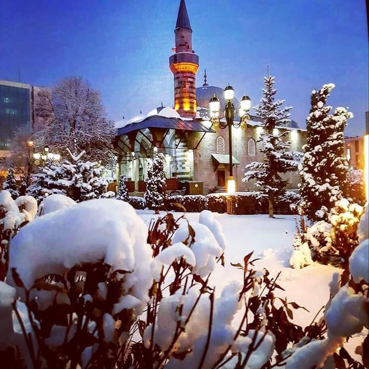 Türk-İslam mimarisinin en büyük sembol yapıtı caminin Erzurum'da 1562'de Beylerbeyi Lala Paşa adına, Koca Sinan'ın dokunuşlarıyla vücut bulmuş; kesrette-vahdetin, çoklukta-tevhidin, soğukta-sıcağın kristal mabedi.