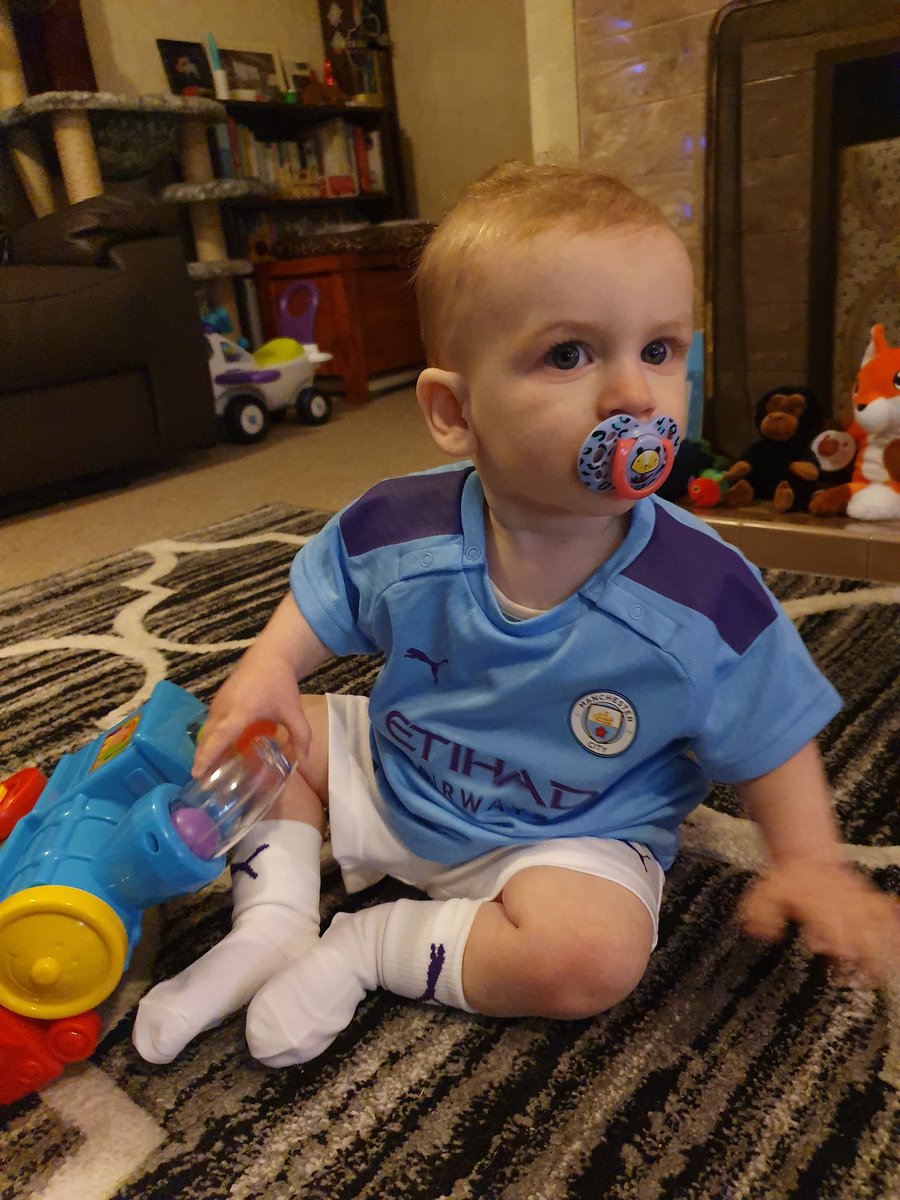 lil_pippa's tweet photo. #BabyBrian is ready for match day! #MCIMUN #DerbyDay #MCFC @ManCity @ManCityAcademy @ManCity_Store @realales109 https://t.co/6JyNlkG2TB