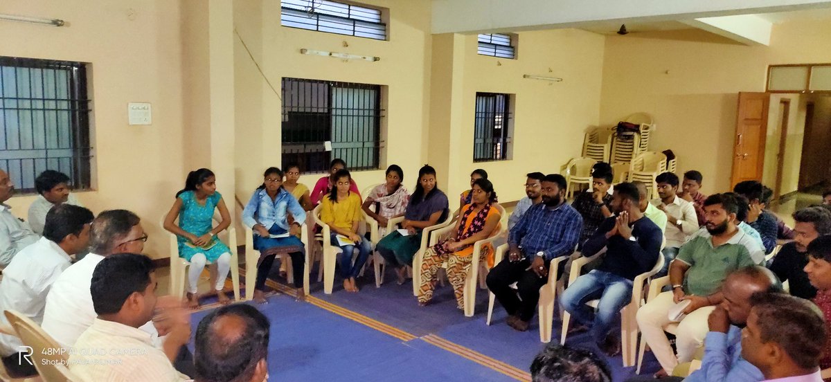 AbvpDharwad's tweet photo. @ABVPVoice ನಿಕಟಪೂರ್ವ ರಾಷ್ಟ್ರೀಯ ಸಹಸಂಘಟನಾ ಕಾರ್ಯದರ್ಶಿಗಳಾಗಿದ ಶ್ರೀಯುತ ಕೆ.ಎನ್  ರಘುನಂದನ್ ಜೀ ಹಾಗೂ ದಕ್ಷಿಣ ಮಧ್ಯ ಕ್ಷೇತ್ರಿಯ ಸಹಸಂಘಟನಾ ಕಾರ್ಯದರ್ಶಿಗಳಾದ @SwamyMaralapura ಜೀ ಅವರು ಹುಬ್ಬಳ್ಳಿ ಪ್ರವಾಸದ ನಿಮಿತ್ಯ ಧಾರವಾಡ ಹುಬ್ಬಳ್ಳಿ ಕಾರ್ಯಕರ್ತರ ಬೈಟೆಕ್ 'ಯುವಜಾಗೃತಿ' ಕಾರ��ಯಾಲಯದಲ್ಲಿ ನಡೆಯಿತು. 
#ABVPHubballi https://t.co/ekzSObsYHl