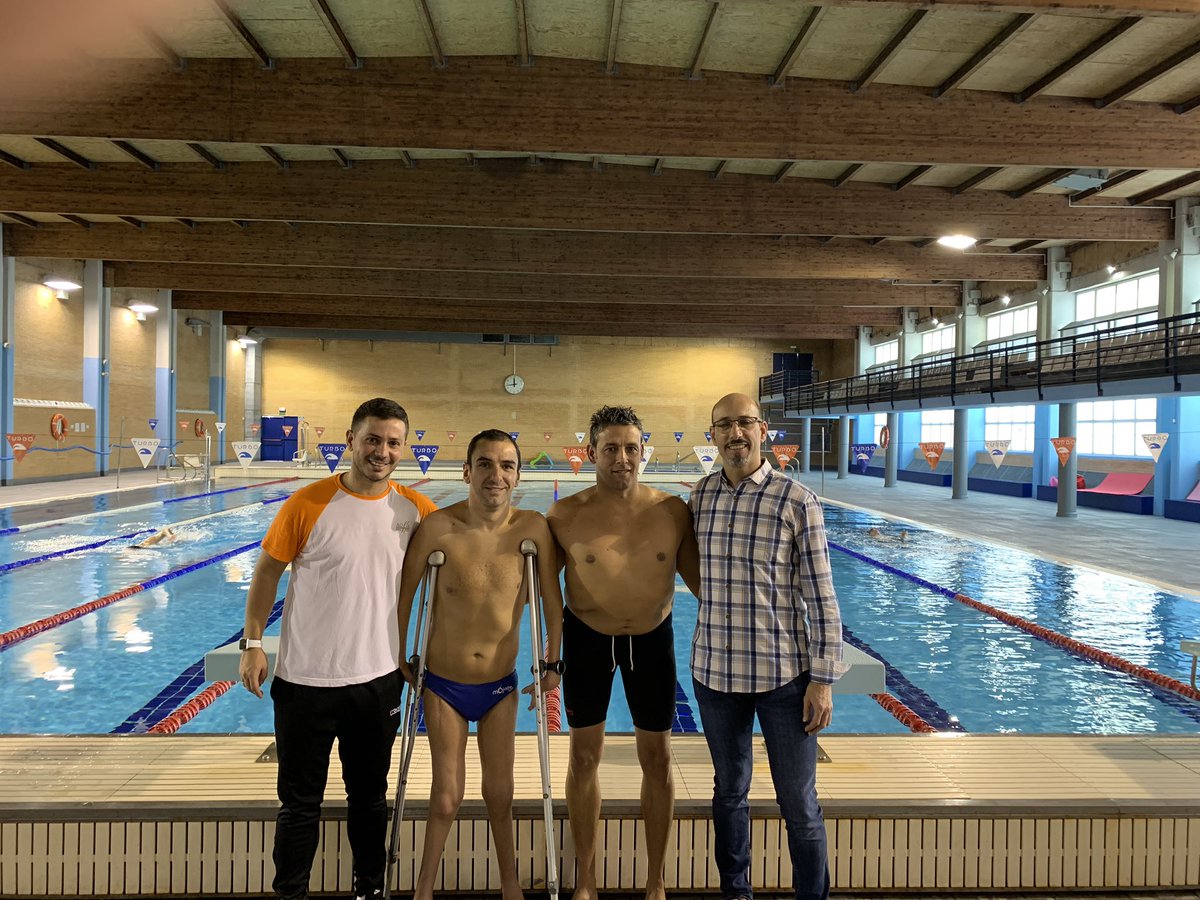tri_dalcala's tweet photo. Hoy apoyando y hablando de superación e inclusión con grandes personas y deportistas, Jorge García (campeón de Andalucía) y Miguel @Tajuelo_ (paraolimpico con 3 olimpiadas a sus espaldas), preparando sus objetivos en la Piscina de Los Alcores. @aytoguadaira #AlcalamasDeporte https://t.co/R6T7jxf1j2