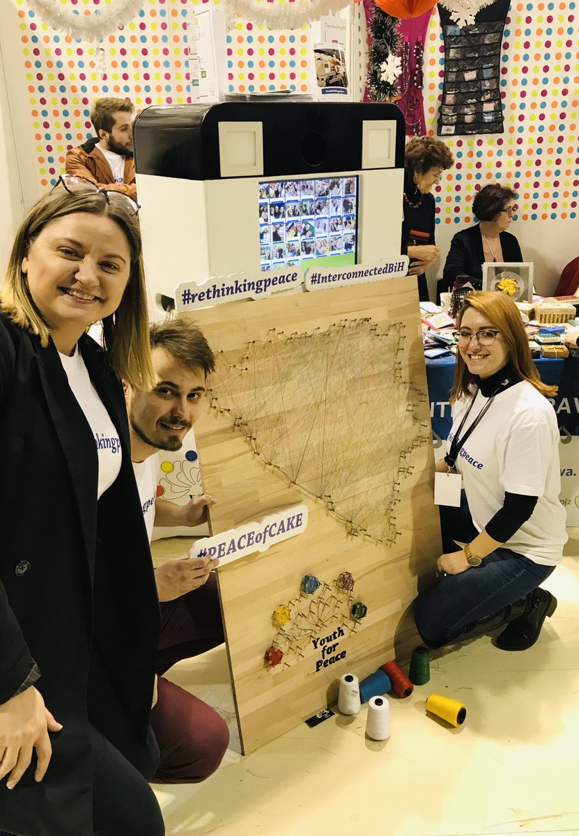 KhaldounSinno's tweet photo. #thinkingpeace @ the youth for peace BiH 🇧🇦stand. Thinking #noborders #nolimitsforyouth. Bravo. #youthforpeacebih #diplomatskizimskibazar https://t.co/s6snq6Tyvt