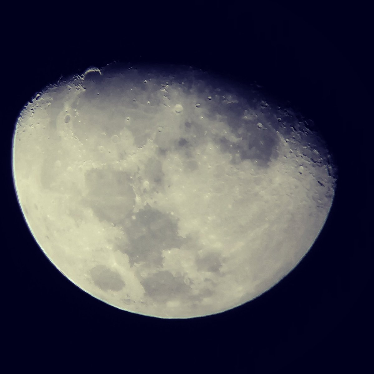 astrocamp_ph's tweet photo. The waxing gibbous Moon at 80% illumination imaged tonight at 9:30pm through (afocally) a 17mm eyepiece lens on a 66mm diameter 388mm focal length #WilliamOptics #ZS66sd apochromatic refracting telescope with a #CapturedOnHuawei #Nova3i at 4.3x zoom then filter with X-Pro II. https://t.co/Xbi6vNHCVU