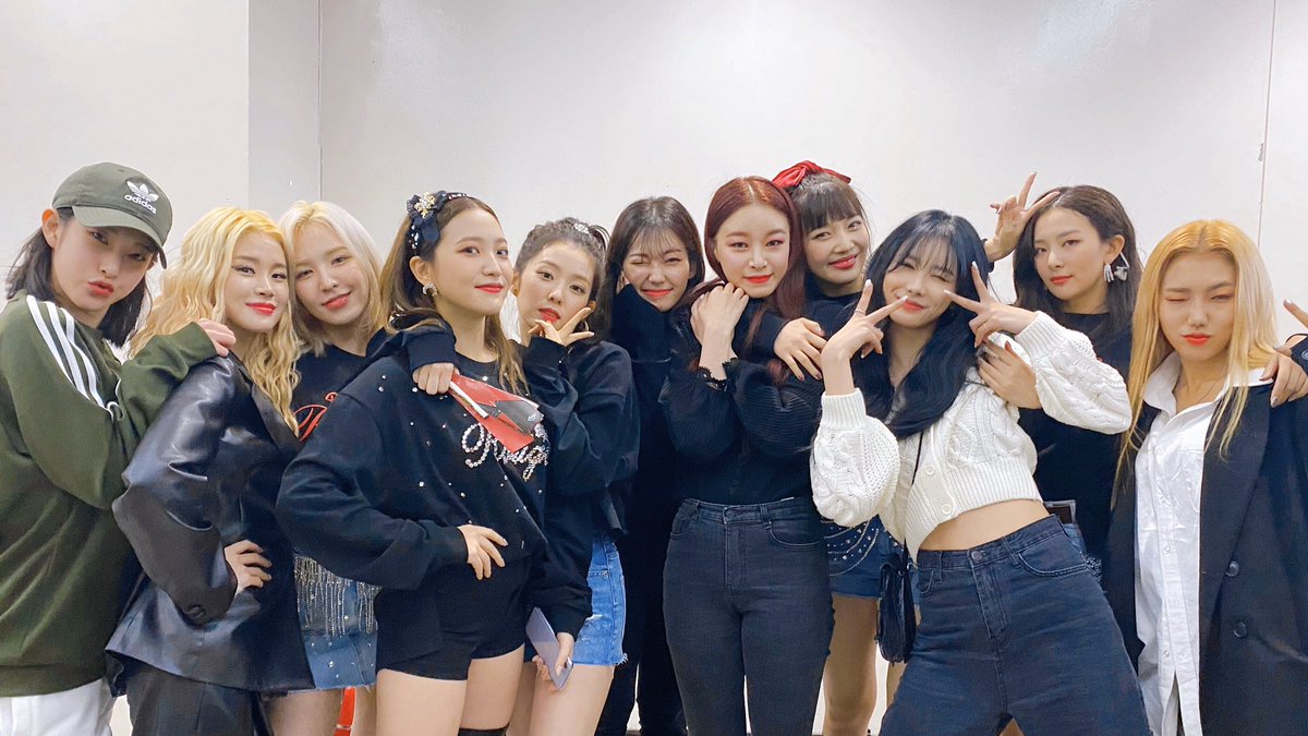 sooyeon_cherish's tweet photo. 𝓛𝓪 𝓡𝓸𝓾𝓰𝓮🌹
수영아..나랑 리예 좀 놔줘...이녀석아..

#redvelvet #LaRouge #concert 
#레드벨벳 #라루즈 #콘서트 https://t.co/ErEPDcgd8w