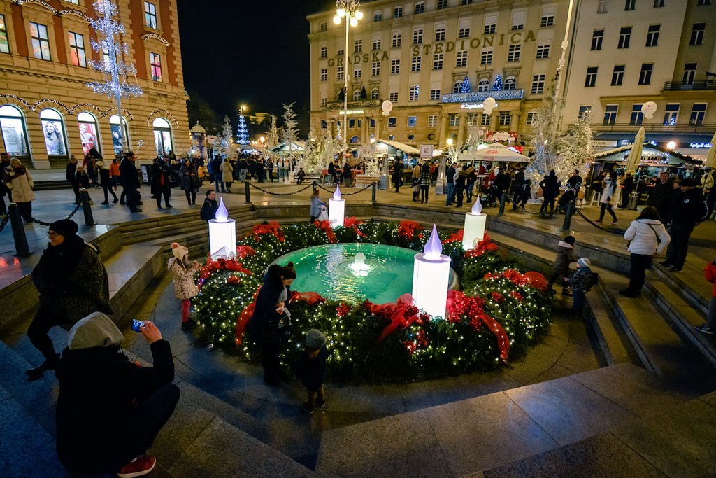 BoltTravel's tweet photo. Zagreb Christmas Market on the Ban Josip Jelačić Square. A real #Zagreb #ChristmasTale awaits you. A big #ChristmasTree, bright lights, music, concerts, heated conservatory with delicious food and drinks.

#christmas #christmasfair #christmasmarket #adventinzagreb #citysquare https://t.co/vZdmQvvYjY