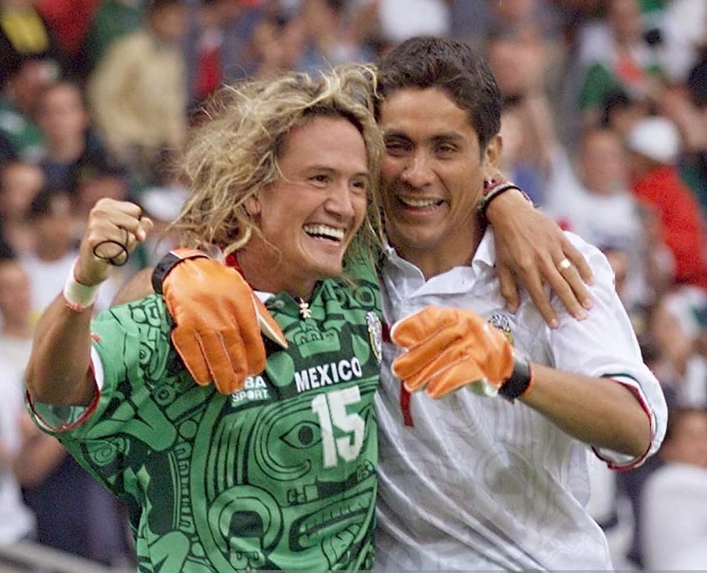 FutebolVerdad's tweet photo. Luis hernandez e Jorge Campos celebrando uma vitória mexicana na copa de 1998 🇲🇽
#avantemexico
#fifaworldcup https://t.co/mKIMGGHUwI