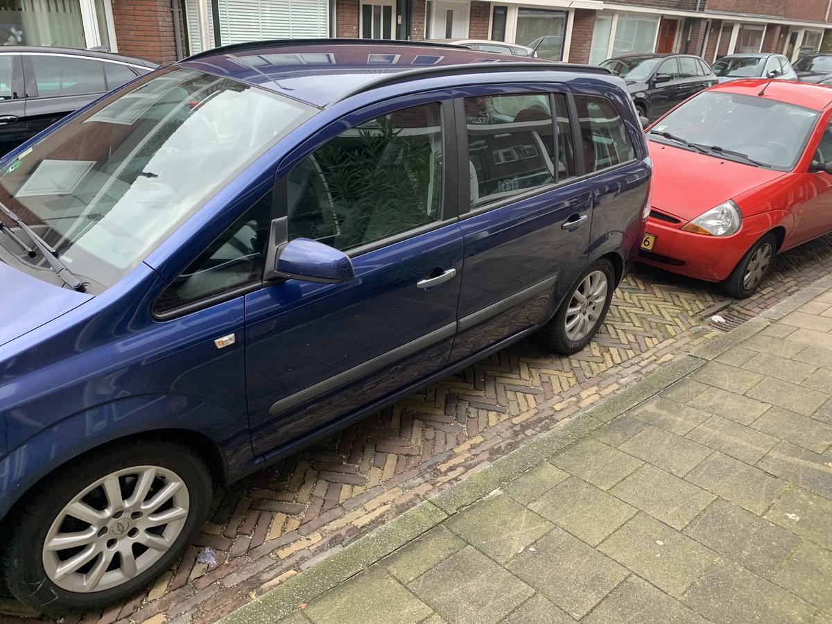 Kerkgangers negeren de parkeerplaats achter de kerk en proppen de omliggende straten in #Hoograven vol. 
Dat je een meter uit de stoep staat in een smalle straat en dat andere auto’s geblokkerd worden, maakt ook niet uit 🙄