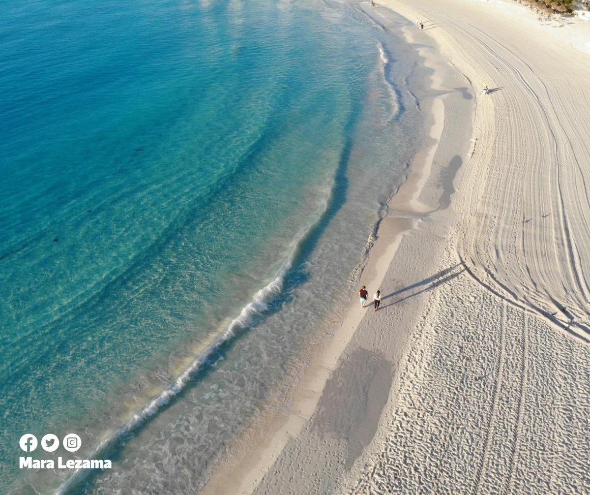 ¡Hermosas! Así amanecen nuestras playas. Recuerda que cuidarlas es una responsabilidad compartida, cuando las visites no tires basura y sigue las recomendaciones. 
¡Les deseó un excelente sábado! 📸🏝❤️ #Cancún