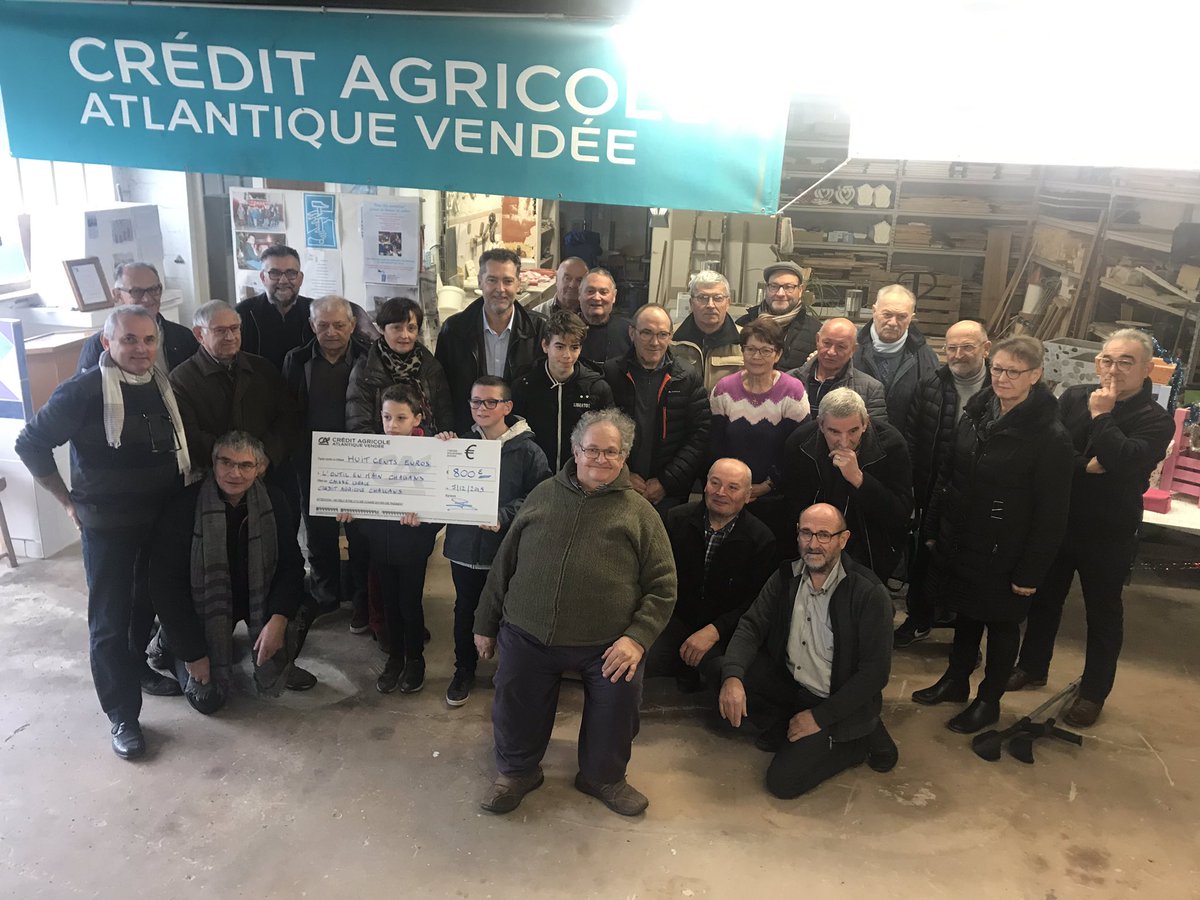 nnegrelca's tweet photo. Dans le cadre des animations du #Téléthon, la #caisselocale du @Crédit_Agricole de #Challans a eu le plaisir de remettre un chèque à l’ #OutilEnMain, association qui 
s’appuie sur l’expérience d’anciens professionnels afin d’initier les enfants de 9 à 14 ans aux métiers manuels. https://t.co/7nT6r860oH
