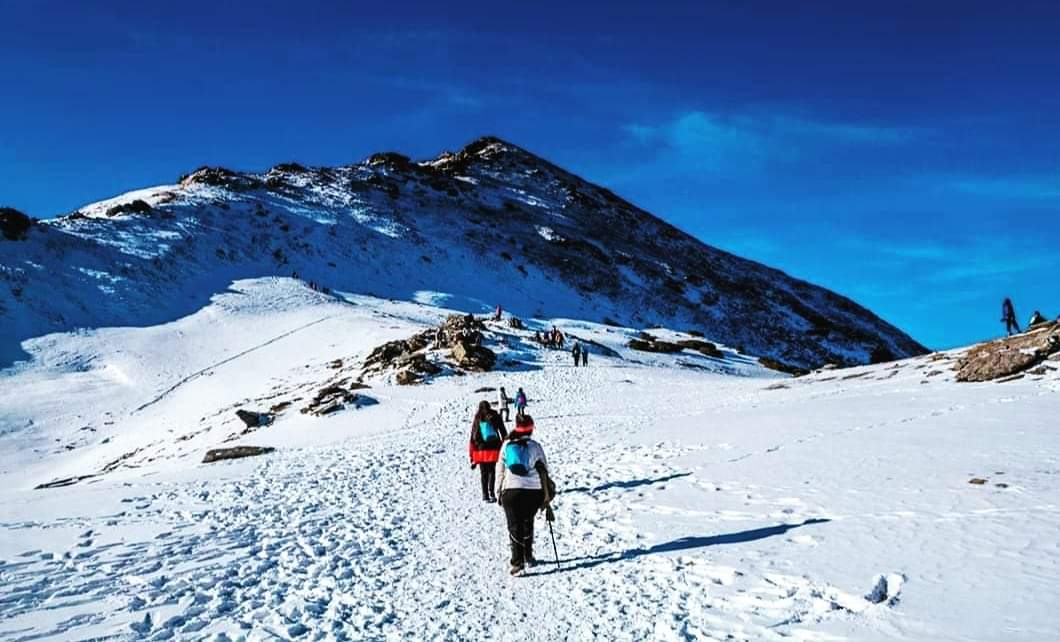 Hikers360's tweet photo. Looking for snow trek this winter on occasion of Christmas and New year then the Kedarkantha trek is one for you... The perfect getaway this winters...

#travelphotography #himalayas #Trekking #exploremore #mountains #kedarkanthawintertrek #kedarkantha #trekkinginindia #hikers360 https://t.co/TPh40sWZdH