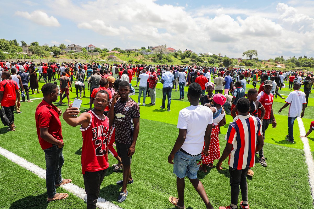 SimbaSCTanzania's tweet photo. Tunajiachia tu kwenye uwanja wetu 😂😂 wengine vitu hivi wanaviona tu kwenye picha 🙈 #NguvuMoja https://t.co/p7IxLjJWN5