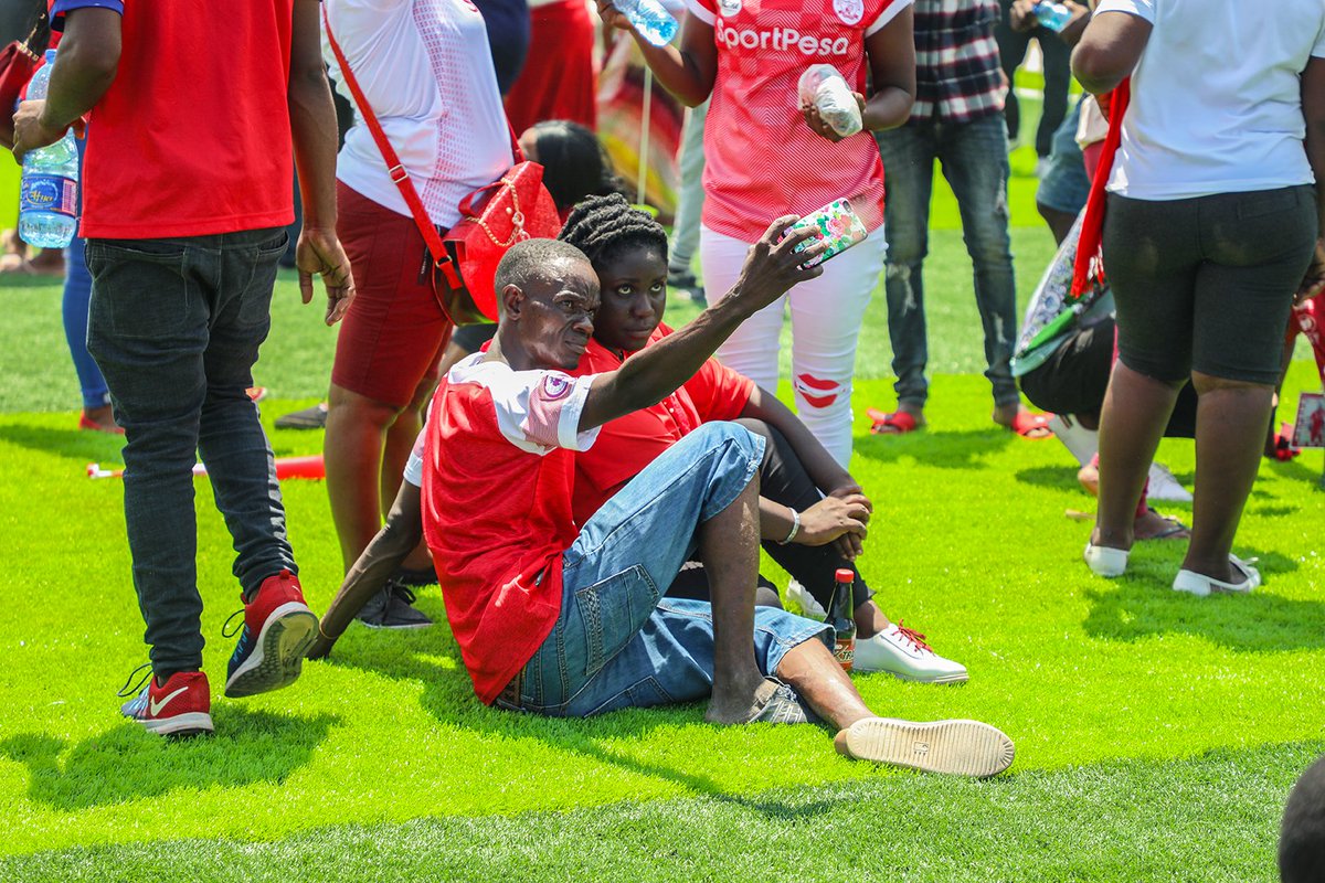 SimbaSCTanzania's tweet photo. Tunajiachia tu kwenye uwanja wetu 😂😂 wengine vitu hivi wanaviona tu kwenye picha 🙈 #NguvuMoja https://t.co/p7IxLjJWN5