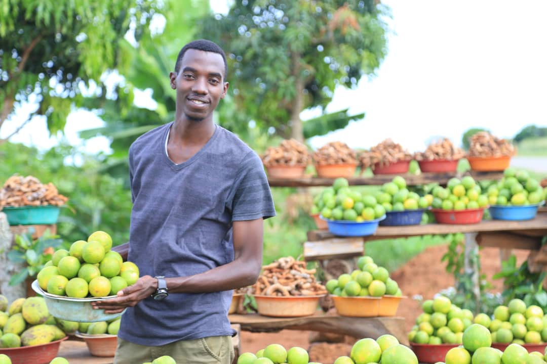 Fruits in full stock, its that season of the year where we the farmers brace up with those beautiful smiles.. Mujje mutuwagire😁.. #BackToTheSourceTours #KoshiMills #VisitUganda