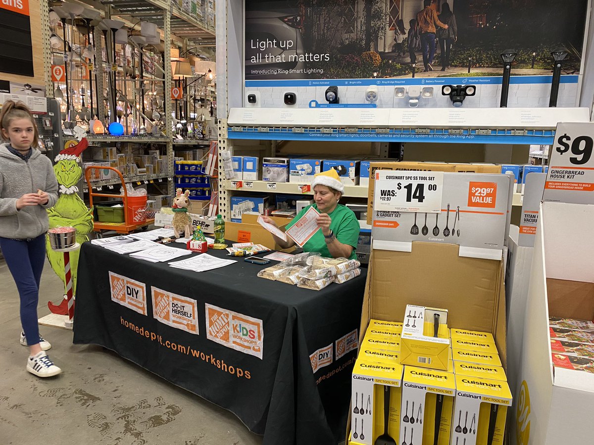 Kids workshop today at 6153 with a meet &amp; greet with Santa! Awesome job Shirley and Jill!! @THD_Mtn_Jumper <a href="/ChrisBosco12/">Chris Bosco</a> @SRaymond1263 @NYwinediva <a href="/zebdever/">zebdever</a> #thd6153